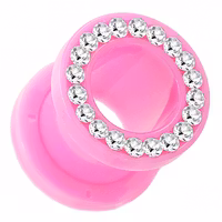 Rosa akryltunnel med vita stenar