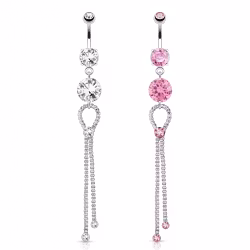 Navelpiercing med stor sten och hänge