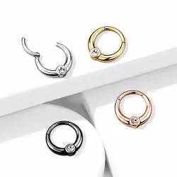 Piercingring med en vit ädelsten