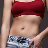 Dermal topp med vackra ädelstenar