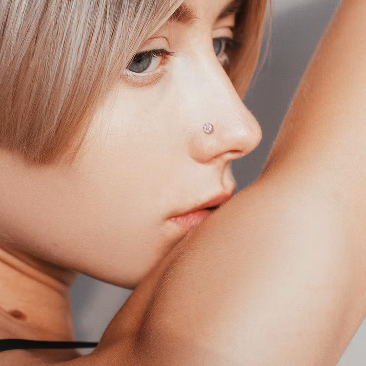 Näspiercing med multisten