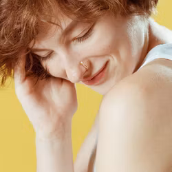 Näspiercing med vackra ädelstenar