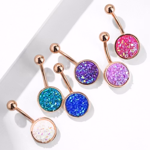 Vacker navelpiercing med rund druzy sten