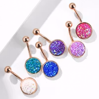 Vacker navelpiercing med rund druzy sten