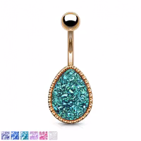 Vacker navelpiercing med droppformad druzy sten