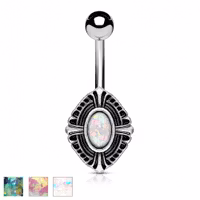 Navelpiercing med en Keltisk sköld