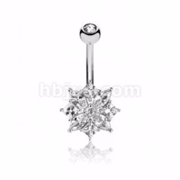 Navelpiercing med vacker blomma