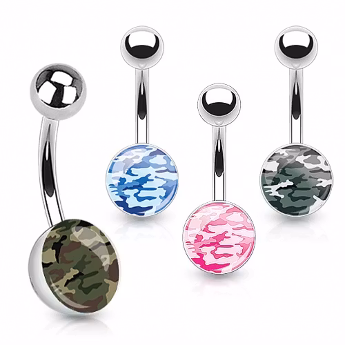 Navelpiercing med kamoflage mönster