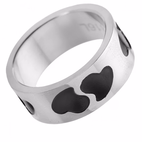 Ring med svarta hjärtan