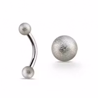 Ögonbrynspiercing med exolerade bollar