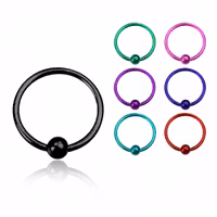 Färgade näsringar med boll