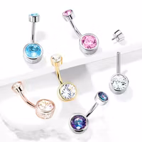 Navelpiercing med ädelstens infattning och hamrade detaljer