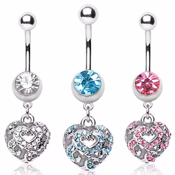 Navelpiercing med hängande ornament hjärta