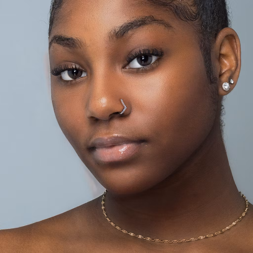 Fake piercing till näsa med ädelstensband