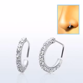 Näspiercing med ädelstenar på rad