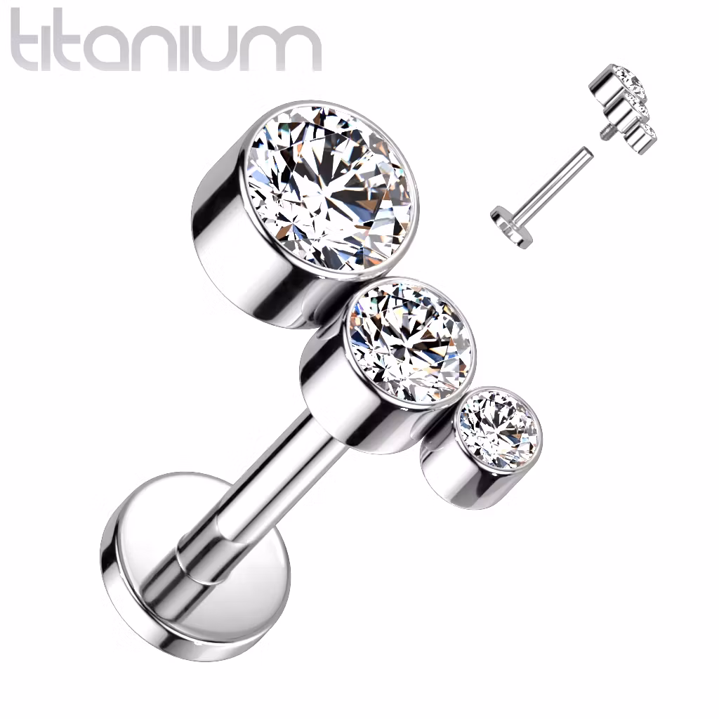 Labret G23 titan med tre infattade stenar