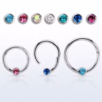 Segmentring med gångjärn och ädelsten