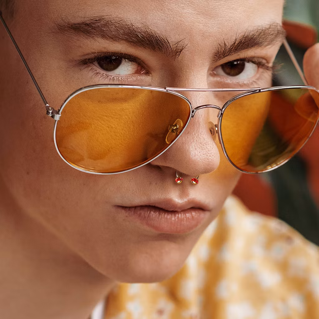 Guldpläterad hästsko med vita ädelstenar