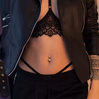 Navelpiercing med Lotusblomma