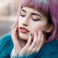 Näsring med iriserande sten