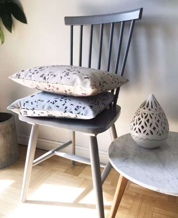 KUDDFODRAL DOTS, CUSHION COVER, LT GREY