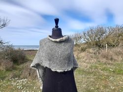 Stickbeskrivning liten poncho maskinspunnet garn