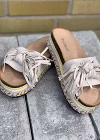 Sandal med beige roset  hög sula