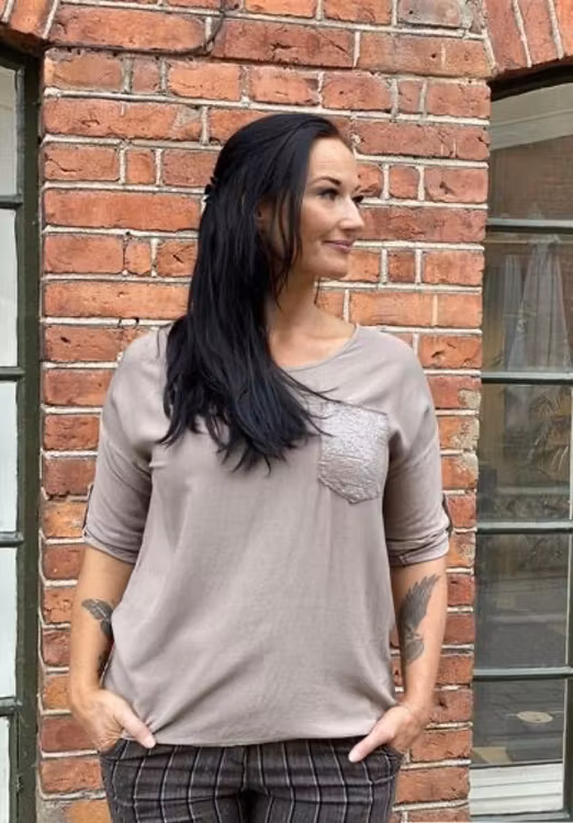 LISA Blus i viscose med paljettficka.
