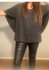 Glittrig top med cape
