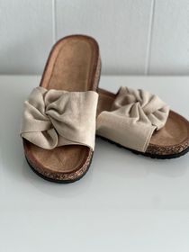 Beige Sandal med knut