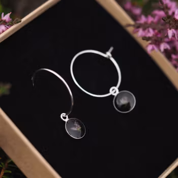 Røsslyng Svart Øredobber Creoler 8mm