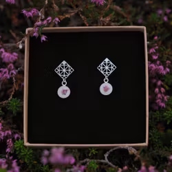 Røsslyng Hvit Øredobber Romb 8mm