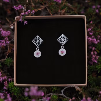 Røsslyng Hvit Øredobber Romb 8mm