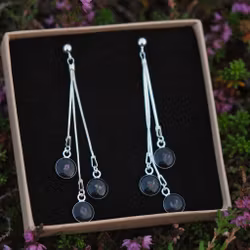 Røsslyng Svart Øredobber Trippel 8mm