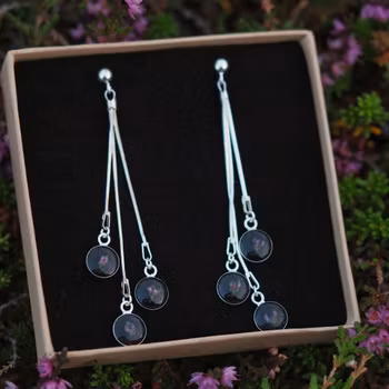 Røsslyng Svart Øredobber Trippel 8mm