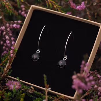 Røsslyng Svart Øredobber Lang 8mm