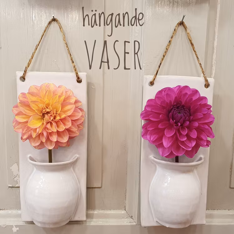 Vägghängd vas