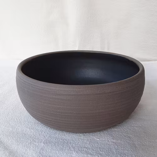 Rund och go skål, svart