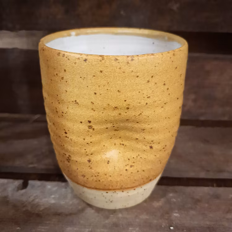 Mugg utan öra med tumgrepp