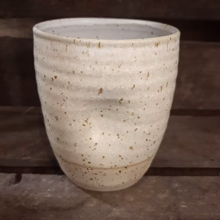 Mugg utan öra med tumgrepp
