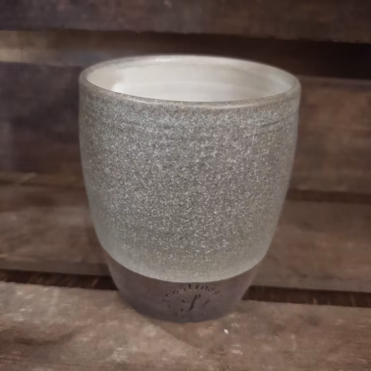 Liten mugg utan öra