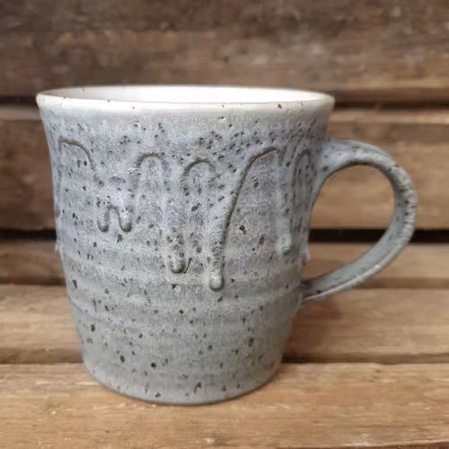 Mugg med rinnande mönster