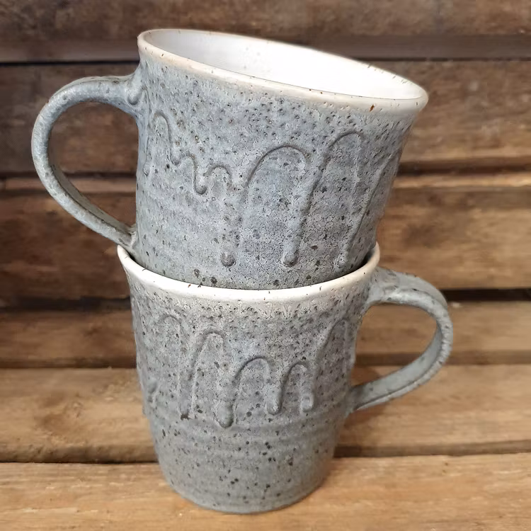 Mugg med rinnande mönster