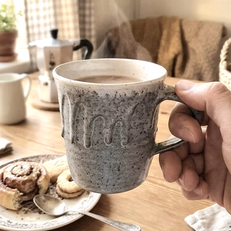 Mugg med rinnande mönster