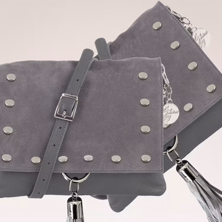 axelväska grå mocka skinn nitar tofs ulrikasdesign ulrika