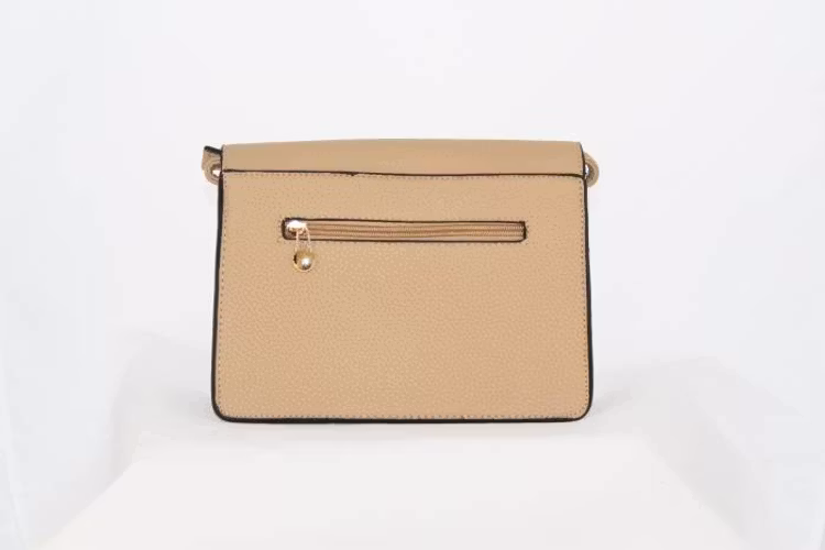 sandfärgad axelväska konstskinn