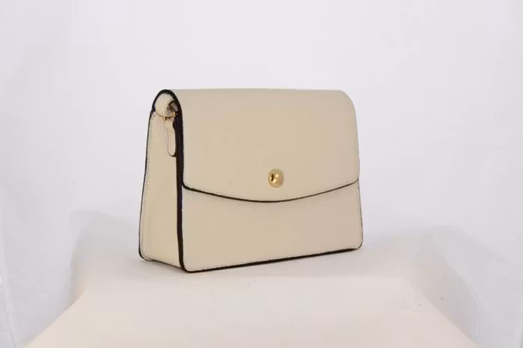 Axelväska boxmodell creme konstskinn