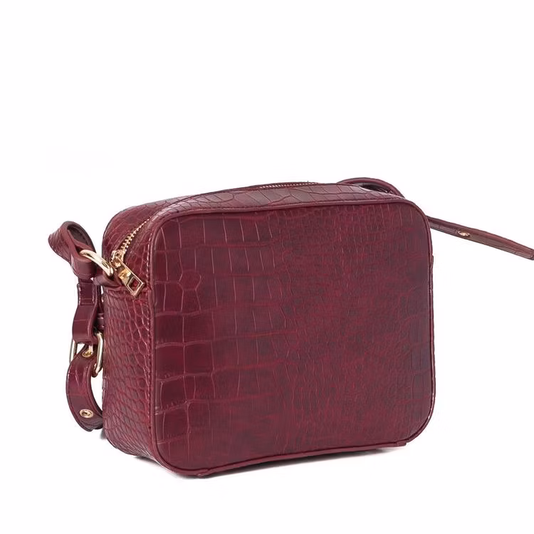Crossover väska i färgen burgundy croco mönster