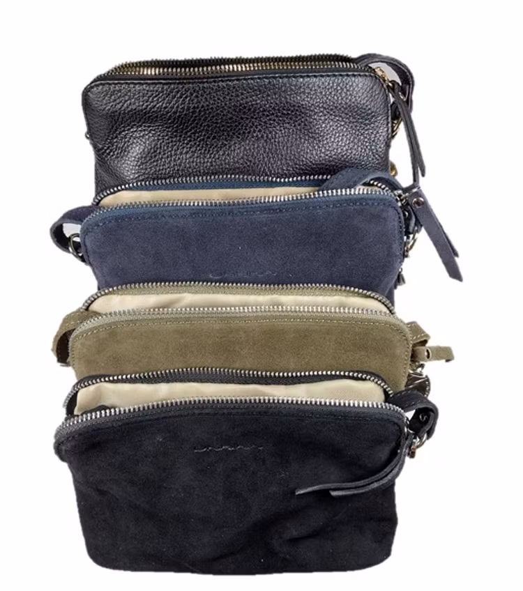 Axelväska halvmåne mocka svart Ulrika Design