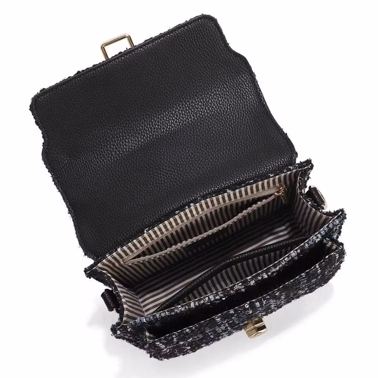 Liten svart axelväska med chanel liknande tyg